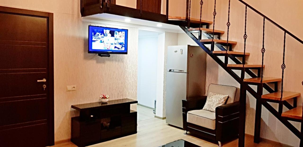 Bright And Cozy Apartment On Aghmashenebeli Avenue 第比利斯 外观 照片
