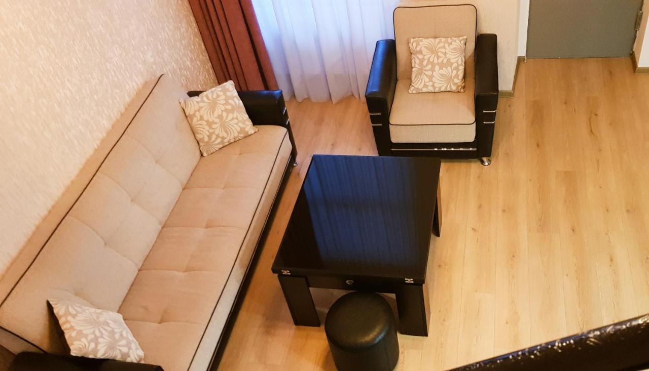 Bright And Cozy Apartment On Aghmashenebeli Avenue 第比利斯 外观 照片