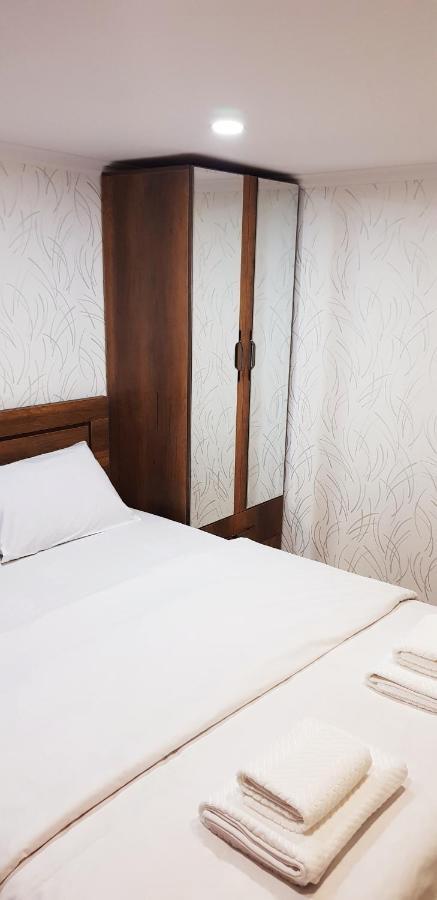 Bright And Cozy Apartment On Aghmashenebeli Avenue 第比利斯 外观 照片